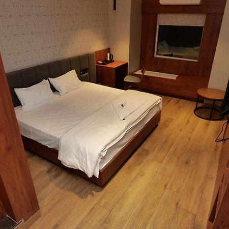 V Hotel Brahmapur エクステリア 写真
