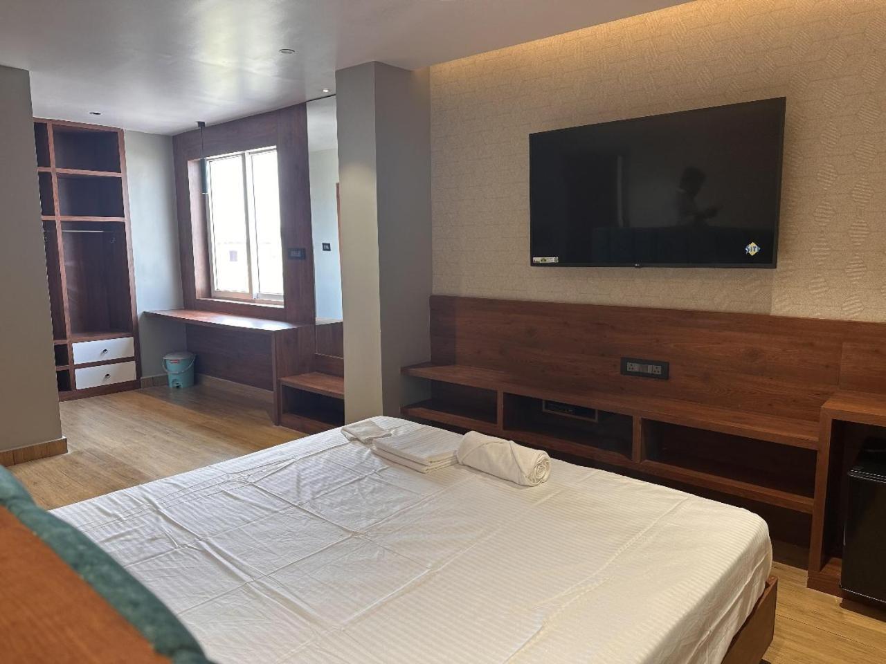 V Hotel Brahmapur エクステリア 写真